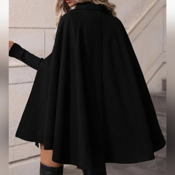 Elegant Black Cape Coat with Buttons - Picture 4 of 6